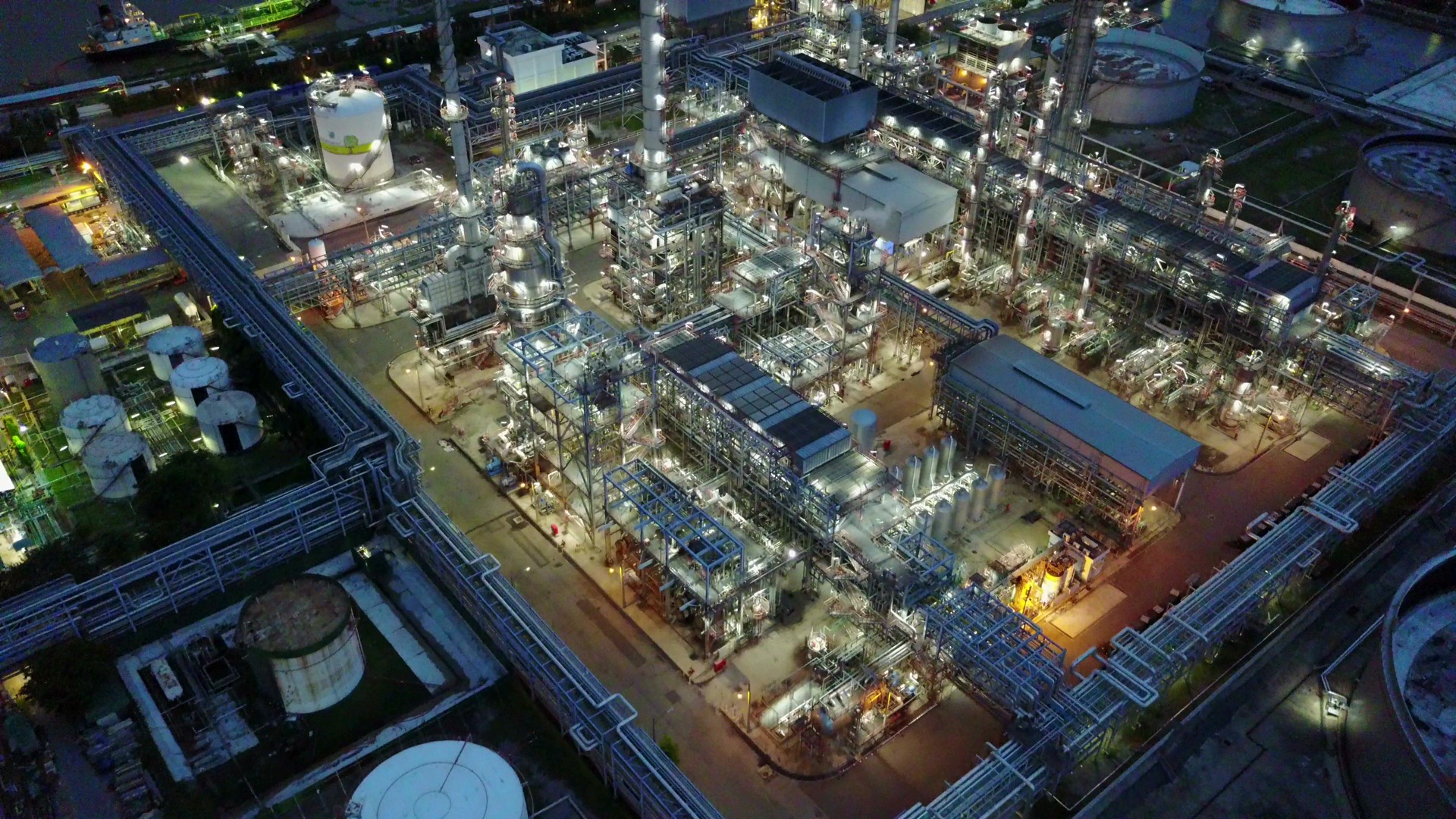 Refinery Aerial Video 28825315-hd_Moment